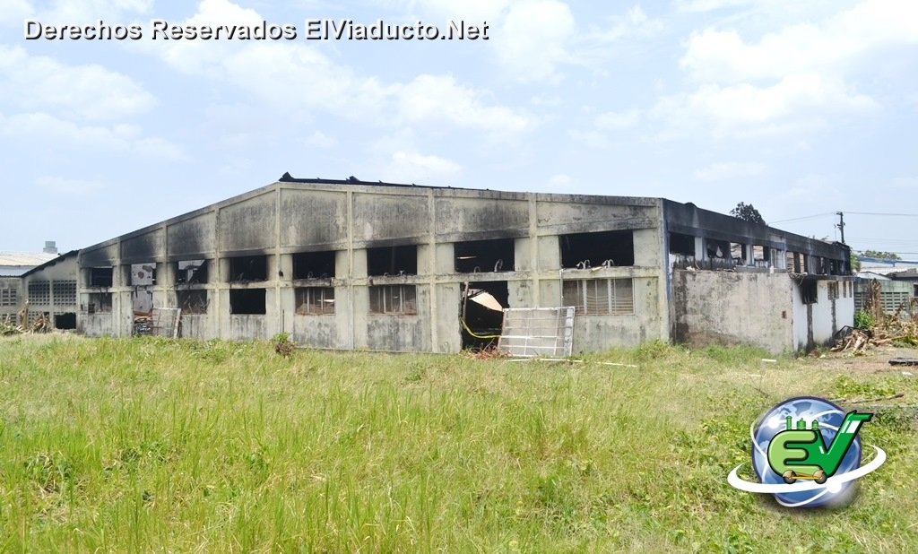 Investigan causas del incendio que destruyo uno de los depositos de empresa Caribbean Plastic Shoes en Zona Franca de Moca